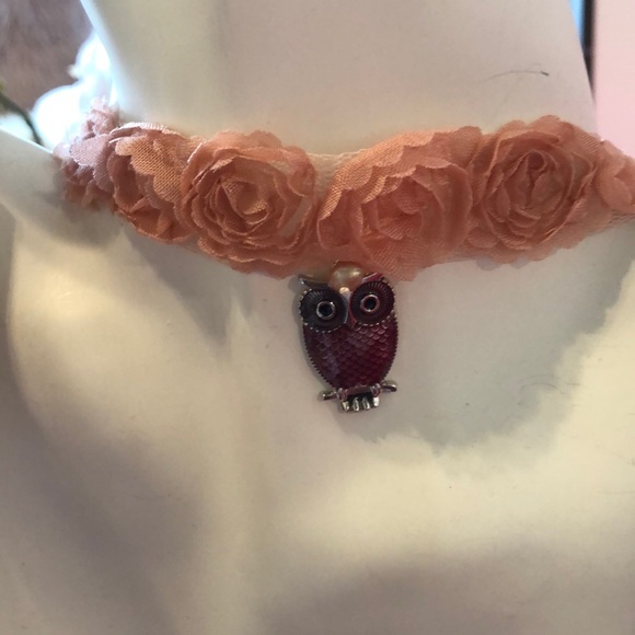 Taupe Flowered lace choker witth Owl pendant - Picture 1 of 1